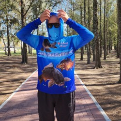 Remera de Pesca Deportiva "Carp Fishing" con Protección UV, Capucha y Diseño Innovador